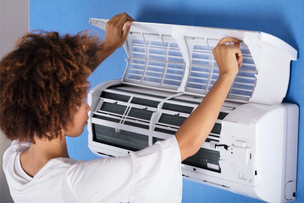 Fix4U Repairs' technicians fixing ac air blowing problem in GTA
